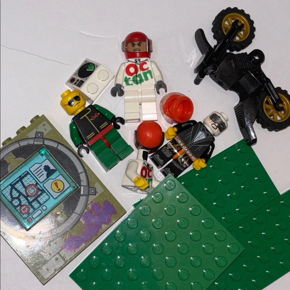 LEGO-style Motorbike Minifigure Set with Green Baseplates